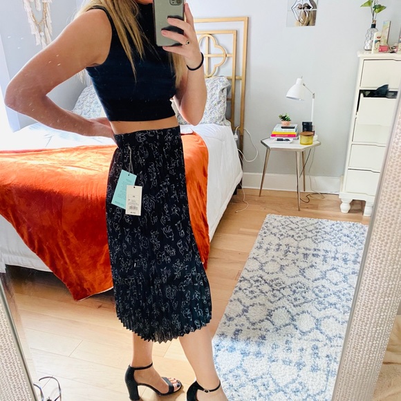 NWT Black Pleated Midi Skirt, size XS - Picture 2 of 6